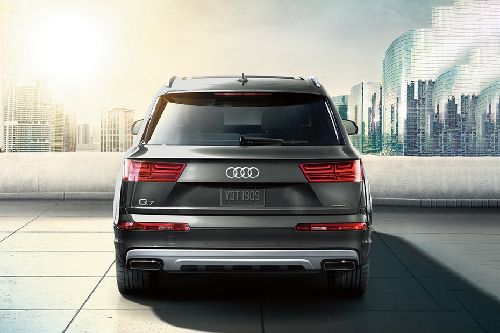 Full Rear View of Audi Q7 Full Rear View of Audi Q7