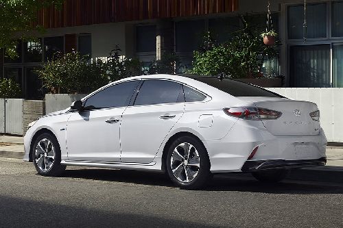 Rear Cross Side View of Hyundai Sonata Hybrid Rear Cross Side View of Hyundai Sonata Hybrid